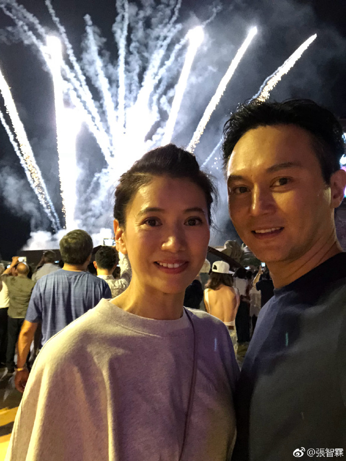 张智霖带老婆赏烟花，网友：素颜的袁咏仪眼睛有点吓人！