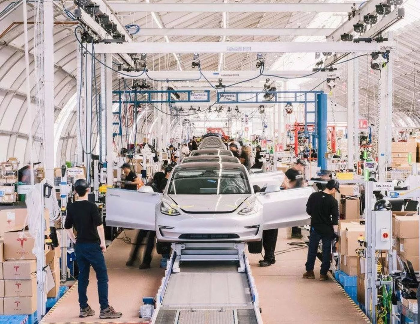 在特斯拉车间内