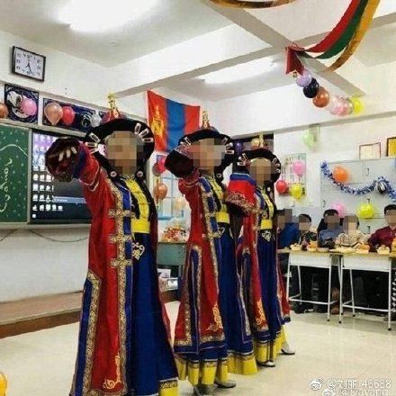 内蒙古赤峰一中学挂蒙古国国旗、国徽?教育局