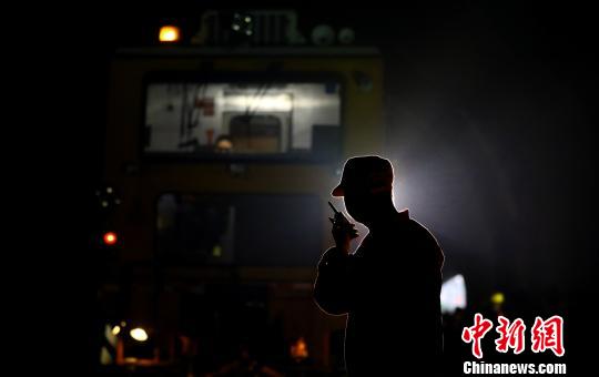 一名铁路职工在指挥机车作业。 汪翰 摄