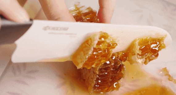 我相信,绝大多数的小伙伴没有吃过.它就是阿勒泰蜂巢蜜.