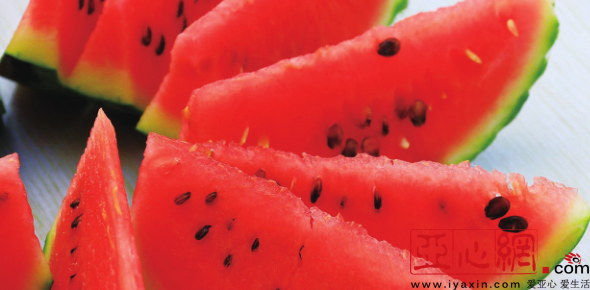 吐鲁番的早熟西瓜上市了零售价8元\/公斤