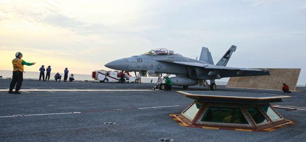 资料图片:F-18F战机准备从“福特”号航母上利用电磁弹射器起飞。(图片来源于网络)