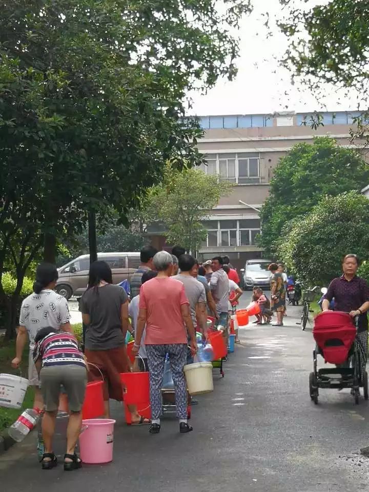 小区停水6天居民买瓶装水洗澡 广场舞阿姨都哭了