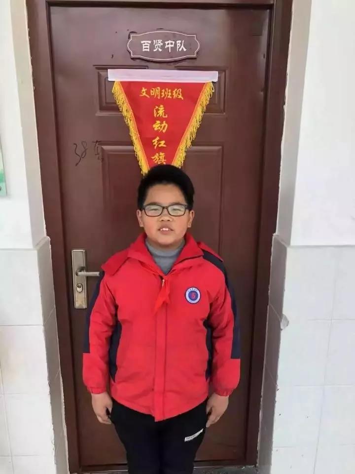 小学生这个动作上热搜!网友:给成年人上了一课