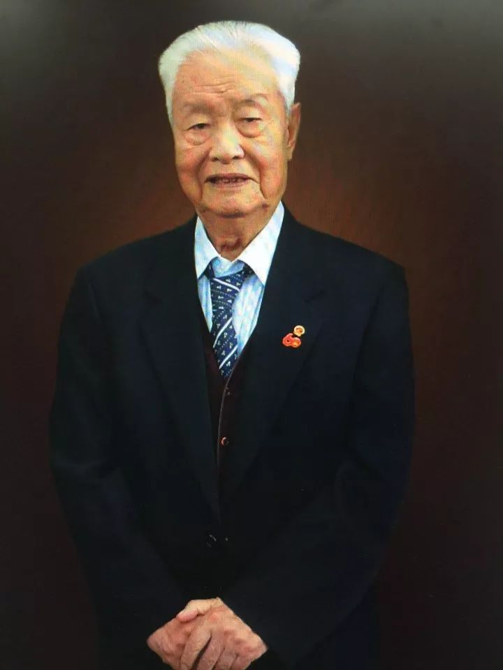 何载正在新中国建立60周年时(受访者供图)