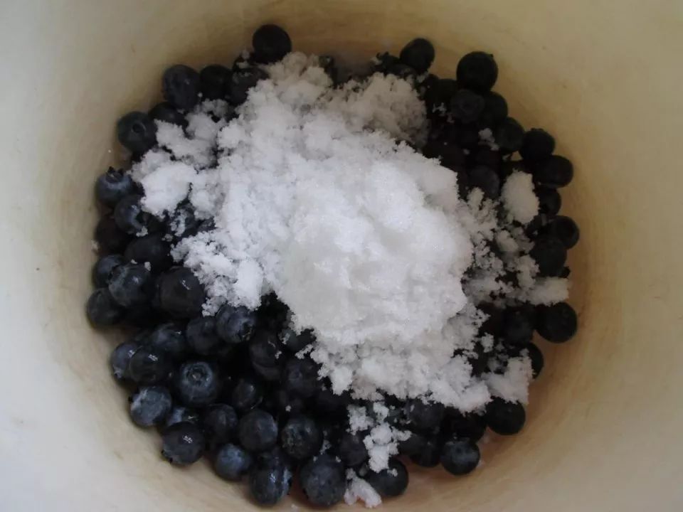 蓝莓酱这么做,放一年不会坏,经常吃眼睛亮不近