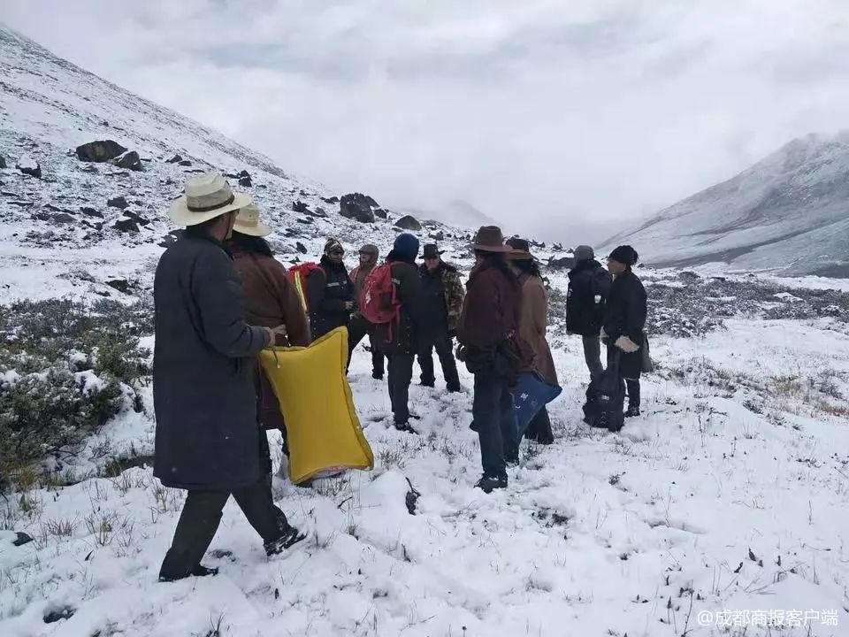 2名徒步者被困4000米雪山 70余警民搜寻2天救出