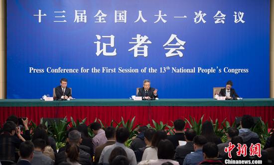 3月16日10时,十三届全国人大一次会议新闻中心举行记者会,教育部部长陈宝生就“努力让每个孩子都能享有公平而有质量的教育”相关问题回答中外记者提问。 中新社记者 李卿 摄