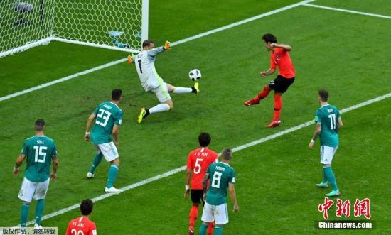 俄罗斯世界杯韩国2:0德国,卫冕冠军惨遭淘汰。图为金英权为韩国队破门。