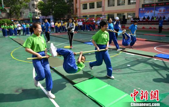 图为抬伤员趣味项目现场。 张婧 摄 兰州千名萌娃趣味运动会大PK 冀打破传统享受体育