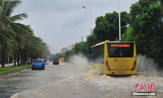 汽车在海口琼山大道积水路段行驶。 吴天军 摄 台风“温比亚”将登陆华东 “贝碧嘉”再次加强