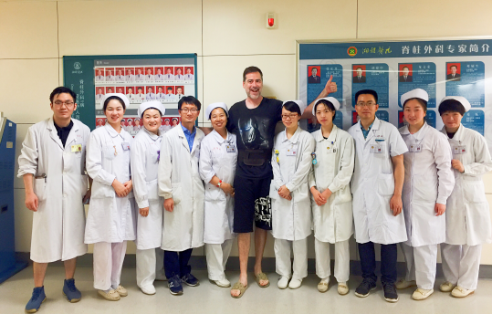 美籍外教腰腿痛坐立难安,脊柱内镜体贴入微