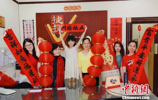 图为印尼捷捷语言学校外派教师与学生合影 钟欣 摄