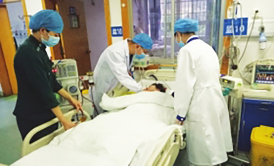 长沙市中心医院，在急诊重症监护室接受治疗的小玲。图/受访者提供