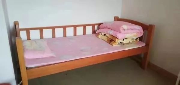  女童在福利院生活的床铺