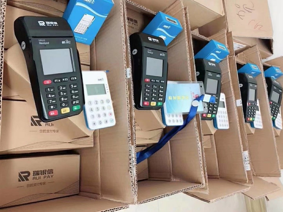 经销商向记者展示的瑞银信POS 机产品图。