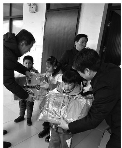 关爱留守儿童 淮安体彩走进马甸镇中心小学