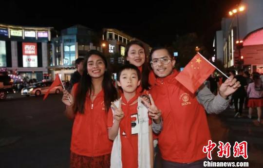 国庆假期的杭州街头:国际志愿者助疏导交通|志