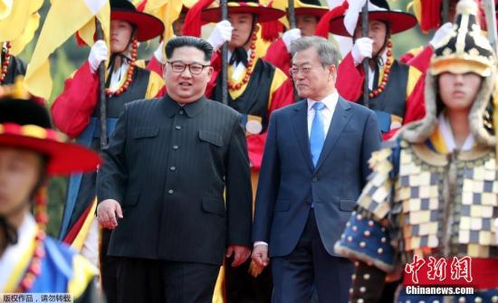 当地时间2018年4月27日上午9时30分,朝鲜最高领导人金正恩从板门店跨越军事分界线,与韩国总统文在寅握手,实现初次会面。图为金正恩检阅了韩军传统仪仗队,仪仗队演奏韩民族传统歌曲《阿里郎》。