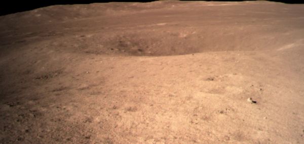 资料图：此图片为嫦娥四号着陆器监视相机C拍摄的着陆点南侧月球背面图像，巡视器将朝此方向驶向月球表面。 新华社发（国家航天局供图）