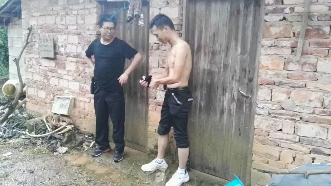 10多名男女半夜躲进山里偷偷干这事!原来他们... 10多名男女半夜躲进山里偷偷干这事!原来他们...