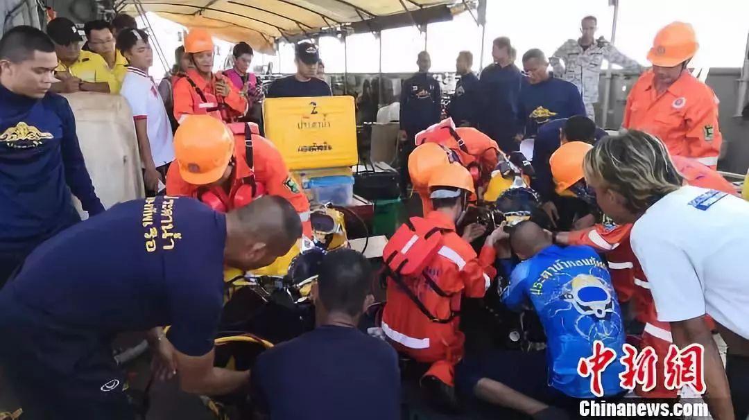 广州打捞局赴泰救援队员在事故现场作业。广州打捞局供图