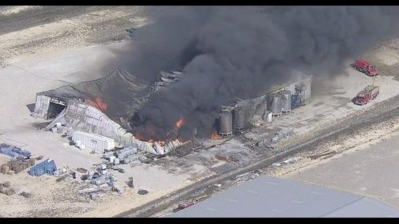 美国得州一座化工厂爆炸起火 现场浓烟冲天(图)