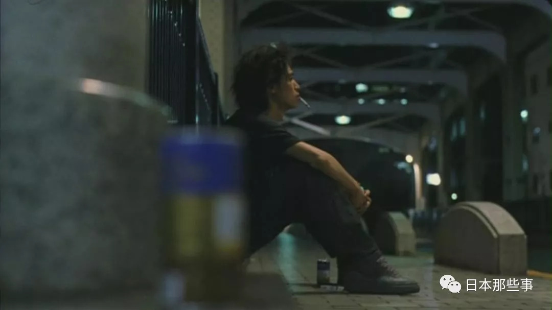 在镜头里,他是永远的少年。