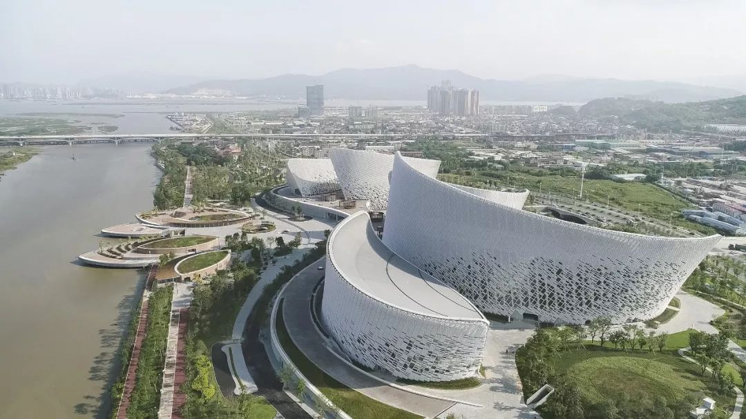 福州新地标，散落在海边的五片‘茉莉花瓣’|音乐厅|陶瓷|花瓣_新浪新闻