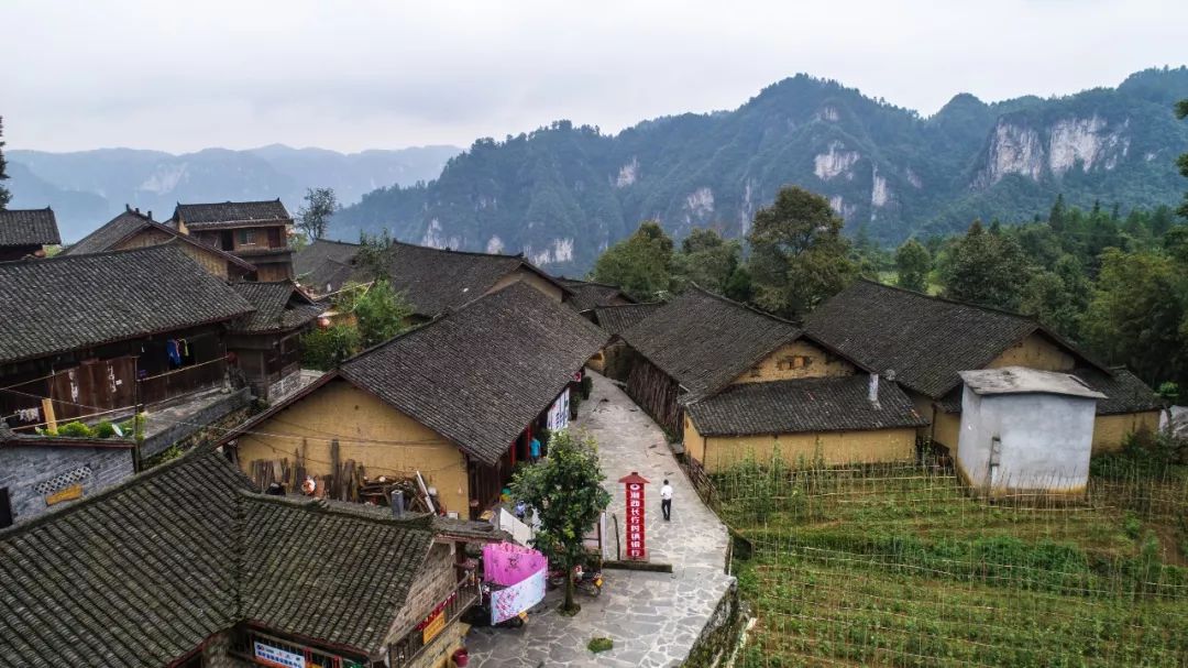 十八 洞 村