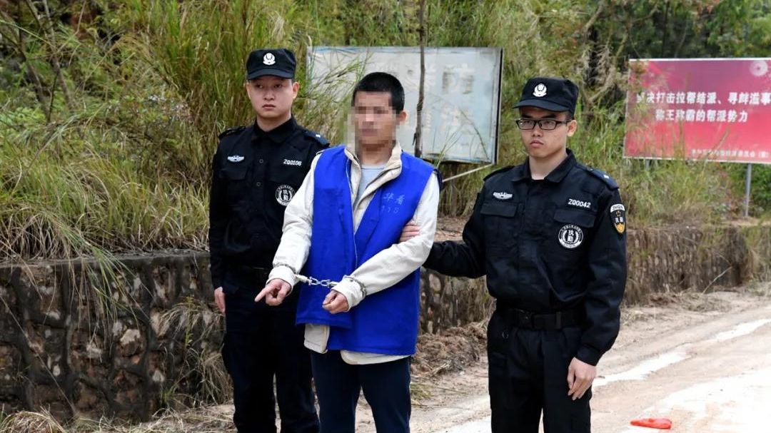 犯罪嫌疑人甘某指认抢劫现场