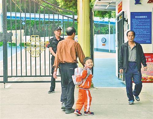广西农村户籍的吴海贞希望一年后能通过东莞刚刚实施的“两个五年”入户新政落户,让正在上幼儿园中班的儿子大宝(图中)将来进入当地公办小学。