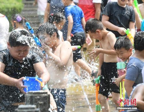 8月7日,濟南發佈高溫橙色預警,市區氣溫超過35℃,民衆紛紛到泉水邊消暑納涼。 <a target='_blank' href='http://www.chinanews.com/'>中新社</a>記者 張勇 攝