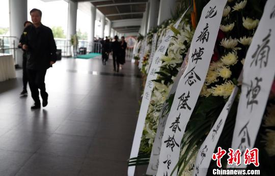 民众在上海龙华殡仪馆送别“中国笛王”陆春龄。 汤彦俊 摄