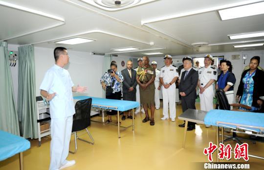 斐济军政官员在“和谐使命-2018”任务指挥员、中国驻斐济大使钱波(前右四)陪同下参观中国海军和平方舟医院船。 江山 摄