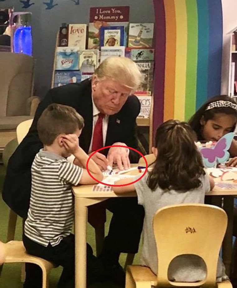 特朗普和小朋友一起画美国国旗 出了个大糗