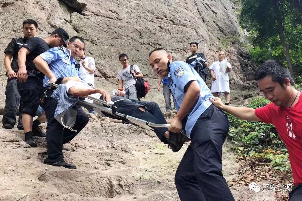【平安桂林】资源:游客爬山不慎受伤 民警担架火速救援