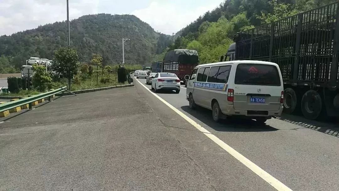 自驾游贵州,河南女大学生一个小举动,黔南高速交警感动到哭! 自驾游贵州,河南女大学生一个小举动,黔南高速交警感动到哭!