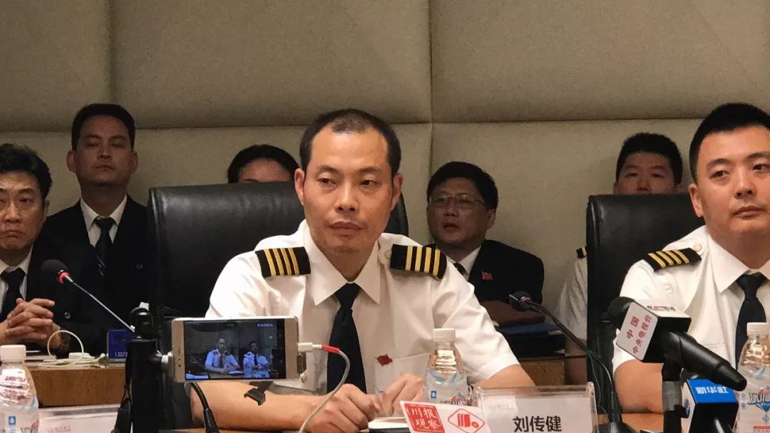 一秒玻璃就碎了 想拉回副驾驶但够不到!川航机