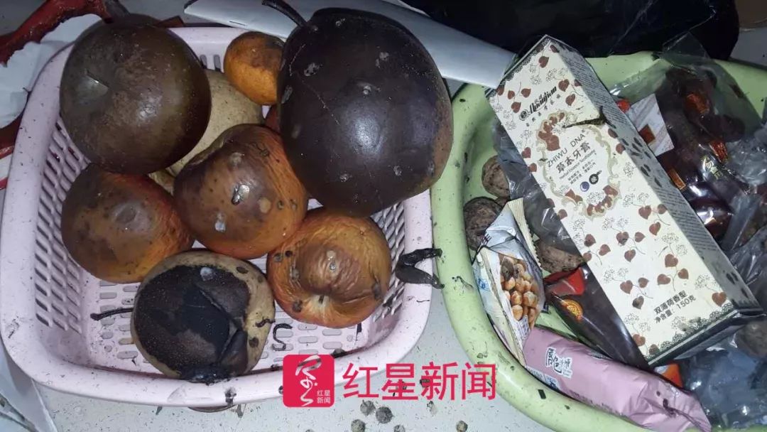 ▲死者家属拍到的火灾现场水果与塑料水果篮的照片 受访者供图