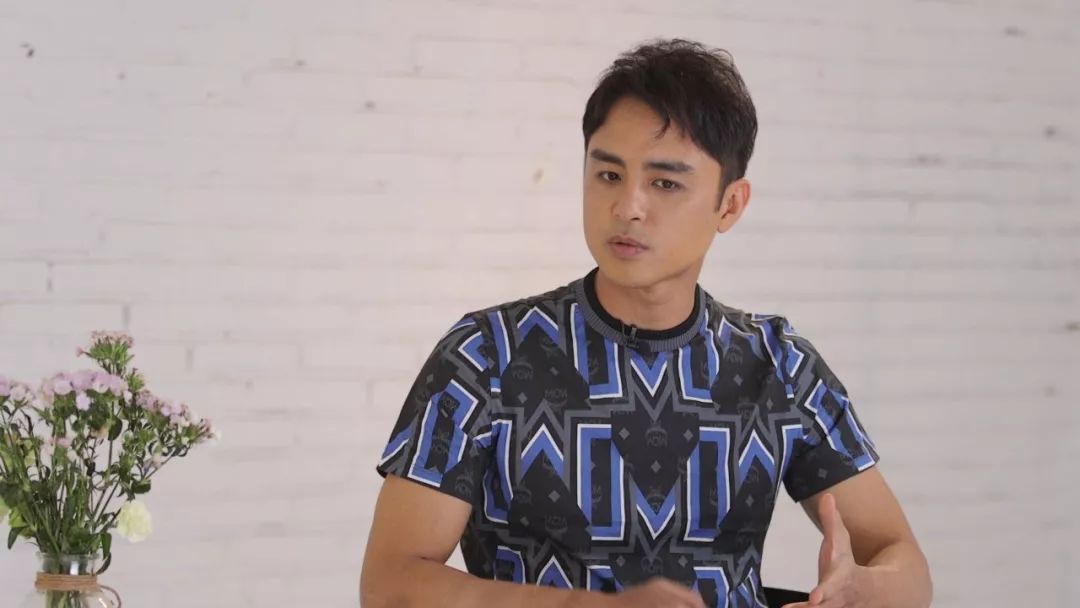 【揭秘】身价上亿的明道为何陪母亲摆地摊,背后的故事令人心酸