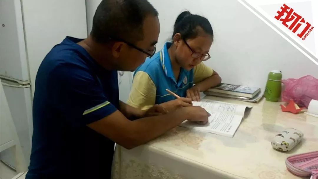 孩子太爱看书,真a孩子!想让孩子爱阅读,你没做华二初中部图片