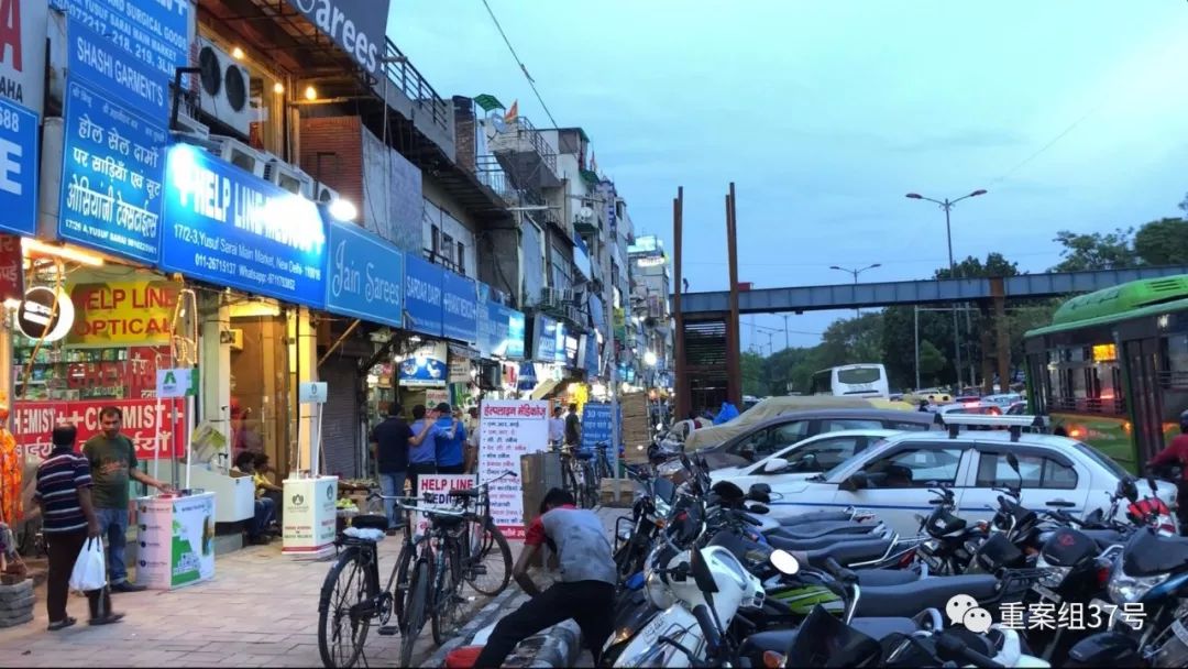 ▲7月18日,印度新德里公立医院ALLMS附近的一条药品零售街道外景。新京报记者 游天燚 摄