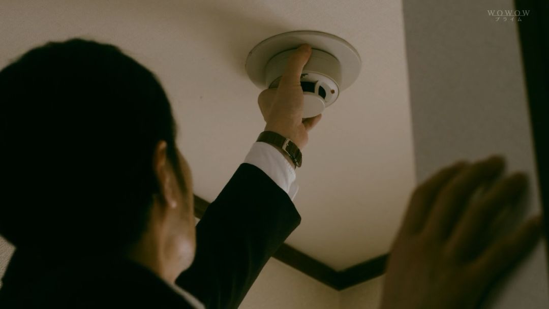 三条线疯狂猜图_疯狂猜图 白底蓝圈里面有3条浪线4颗星,这个是啥