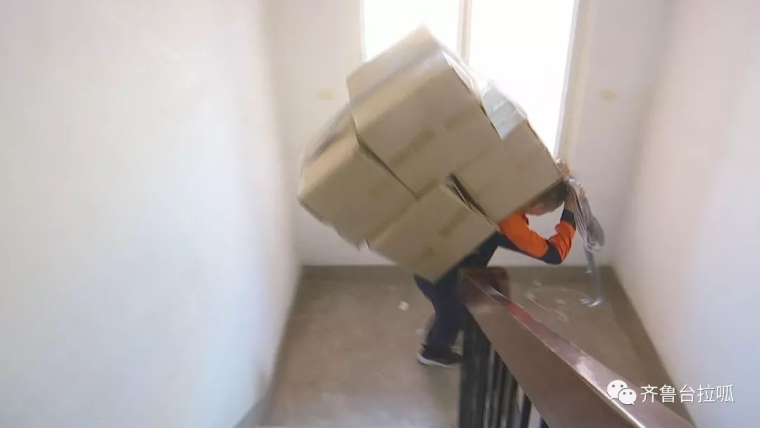 一天爬楼80层,上下台阶3000多个,他们的假期,