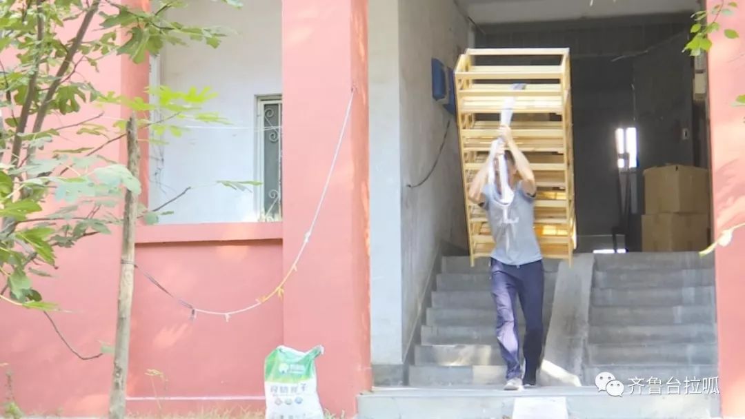 一天爬楼80层,上下台阶3000多个,他们的假期,