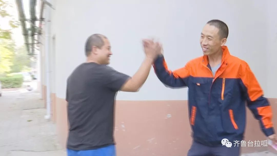 一天爬楼80层,上下台阶3000多个,他们的假期,