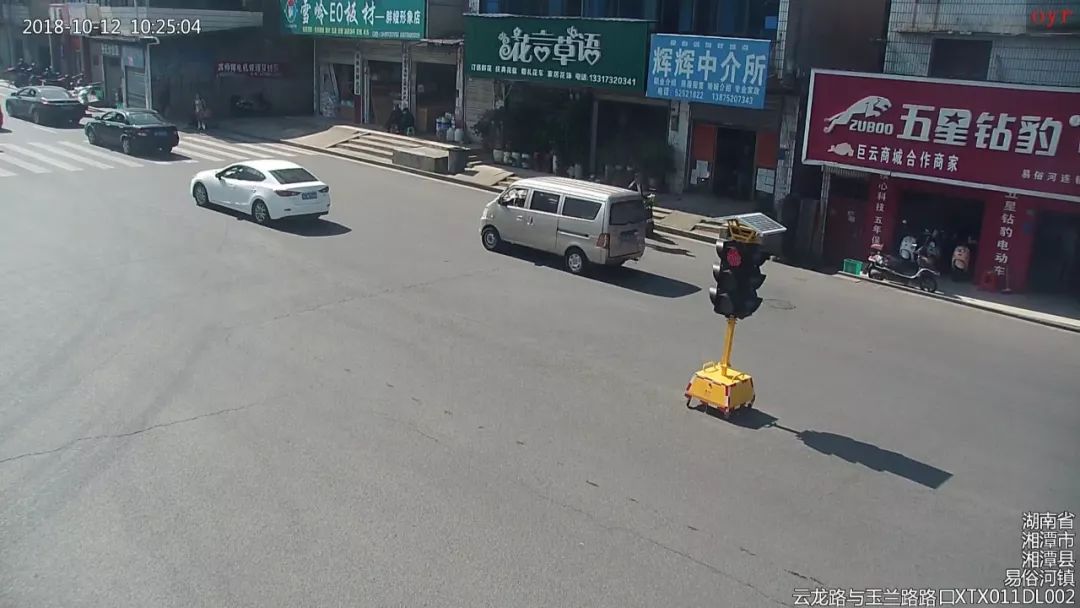 ▲ 玉兰南路与云龙路交叉路口增设临时红绿灯