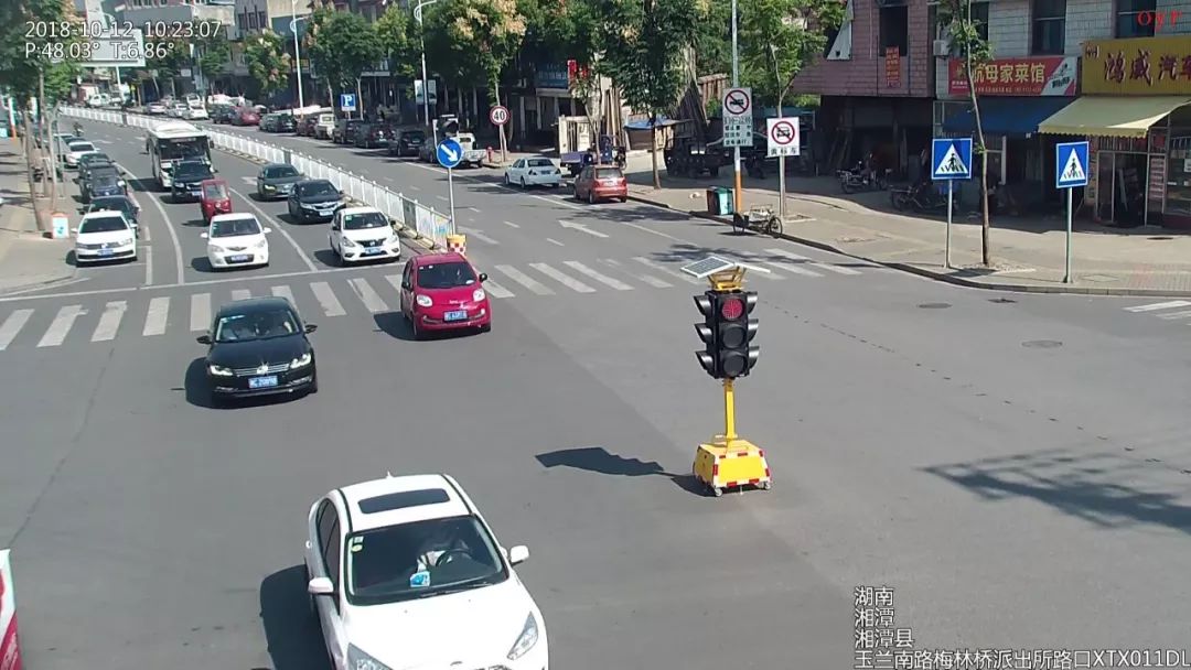 ▲ 玉兰南路与天马路交叉路口增设临时红绿灯